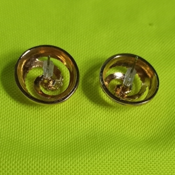 Swirl goldtone button post earrings - Picture 2 of 3